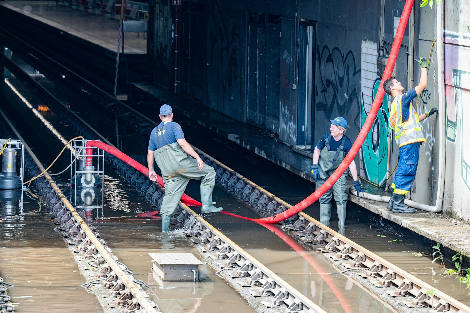 Das THW pumpt Wasser am 20.06.2021 aus der U-Bahn Station Geldernstraße / Parkgürtel. Nach Starkregen ist die U-Bahn Haltestelle überflutet. Foto: Uwe Weiser/frei über shared services