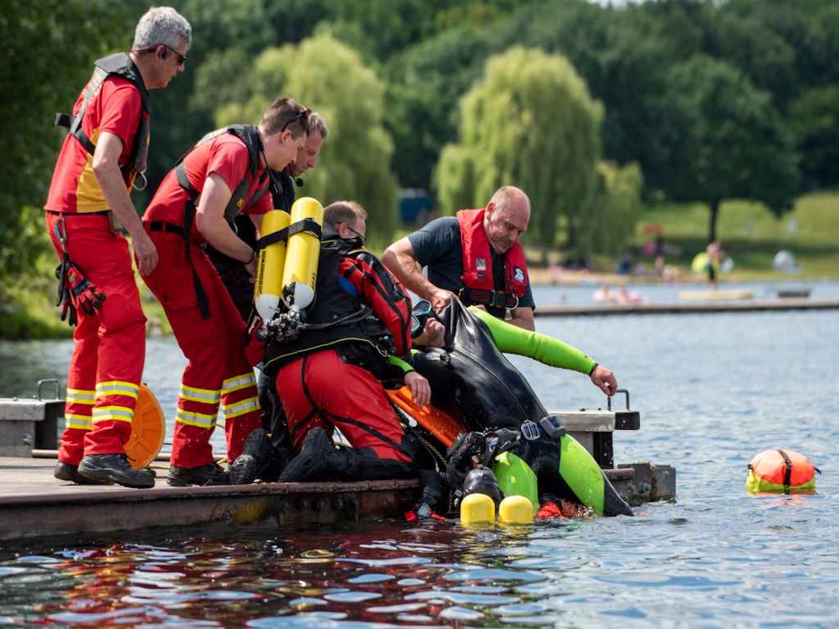 Kölner Rettungskräfte proben Einsatz mit ertrinkender Person am Fühlinger See.