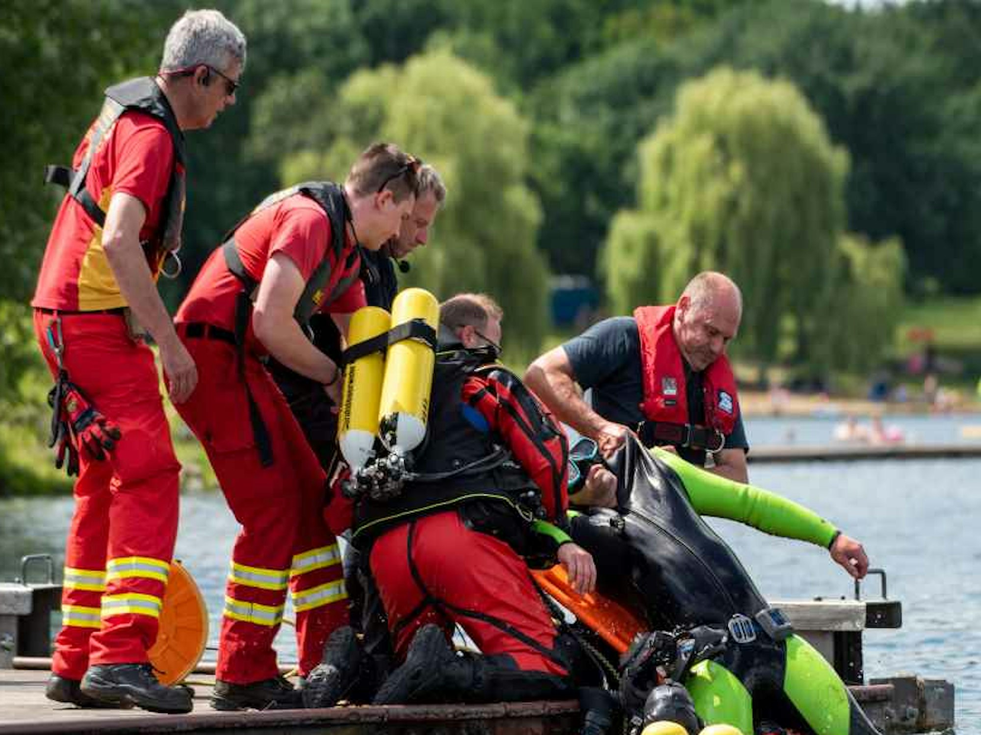 Kölner Rettungskräfte proben Einsatz mit ertrinkender Person am Fühlinger See.