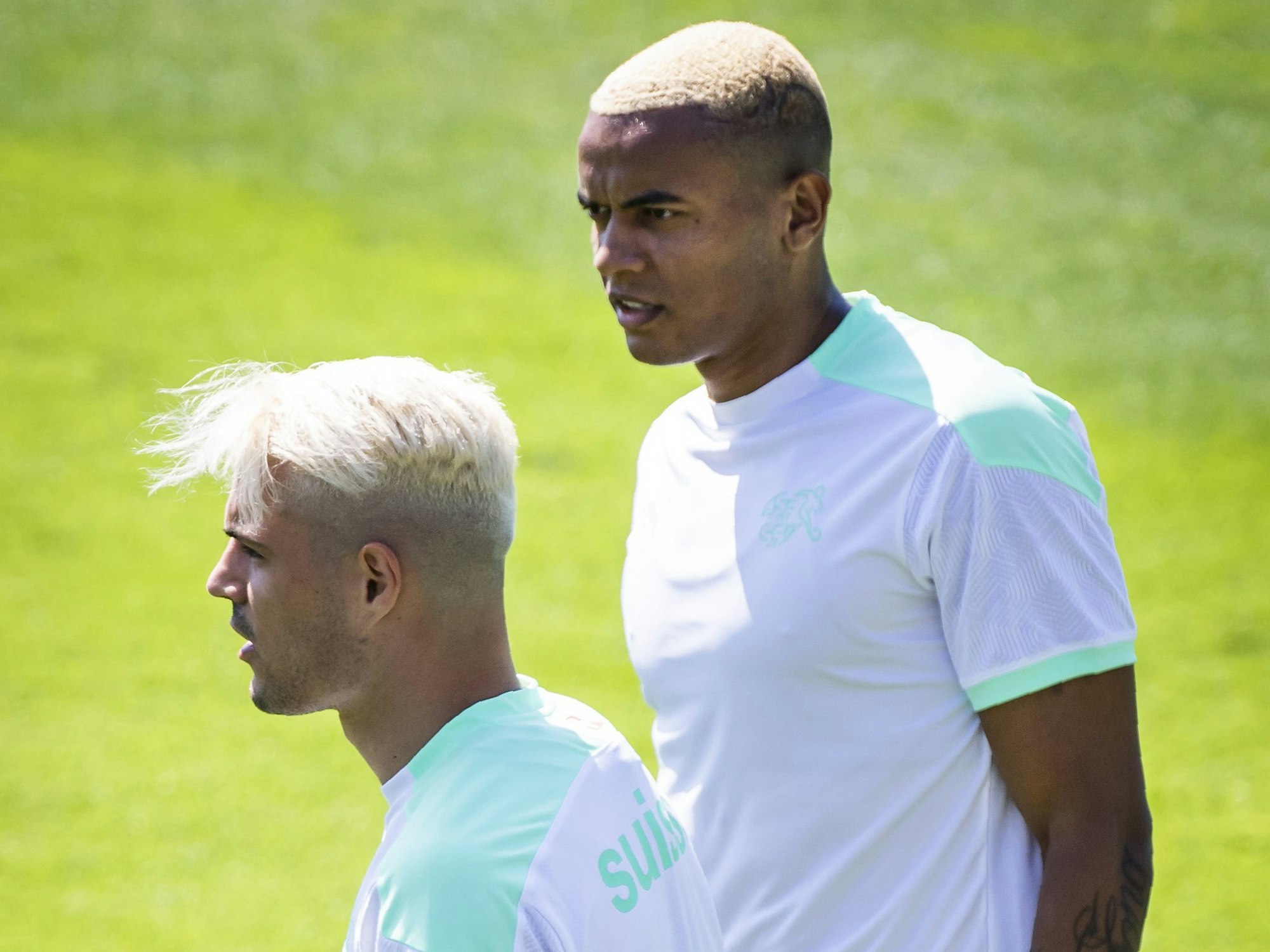 EM 2021: Schweiz-Stars Granit Xhaka und Manuel Akanji mit blonden Haaren im Training.