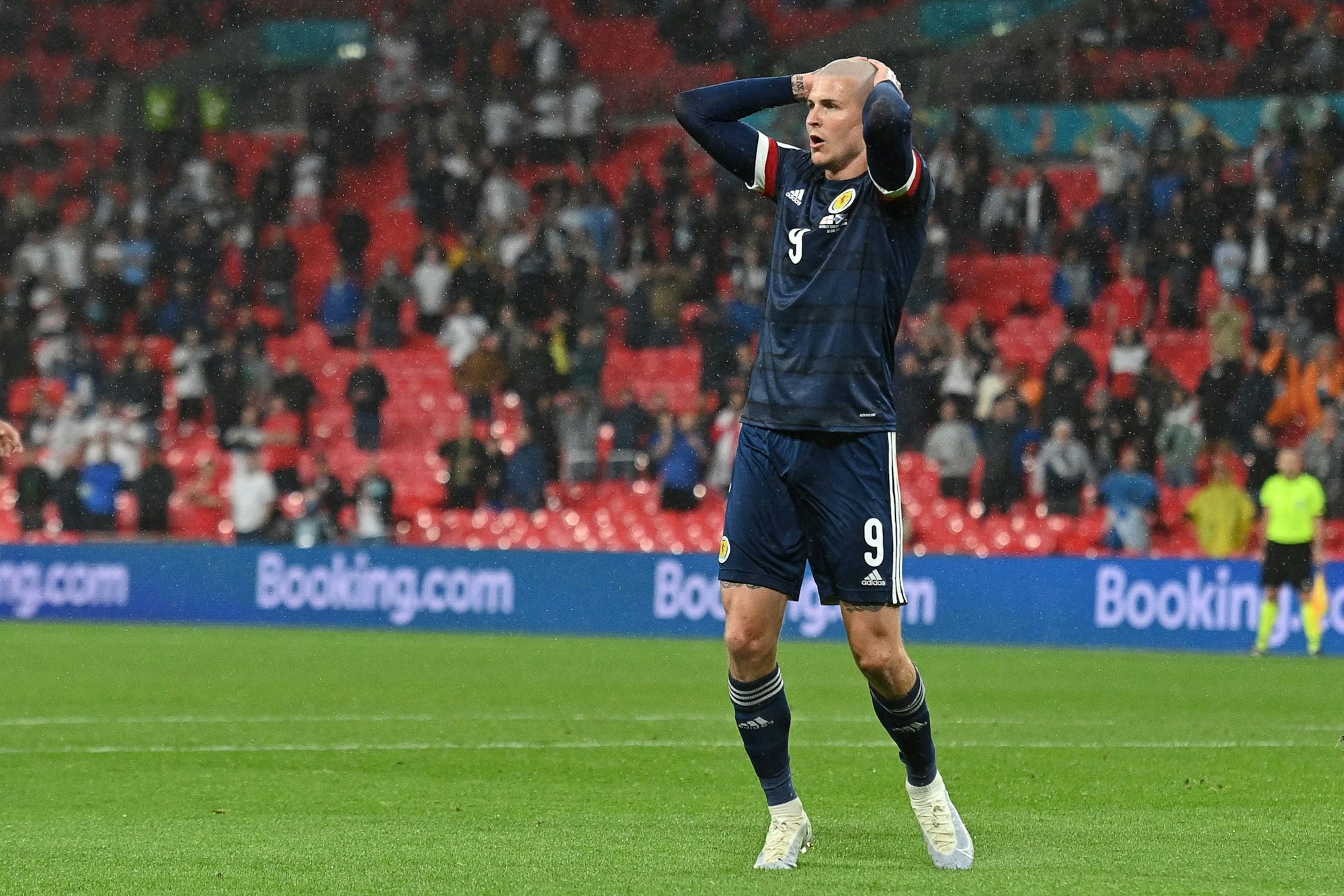 EM 2021: Der Schotte Lyndon Dykes im Spiel gegen England mit geschorenem Kopf.