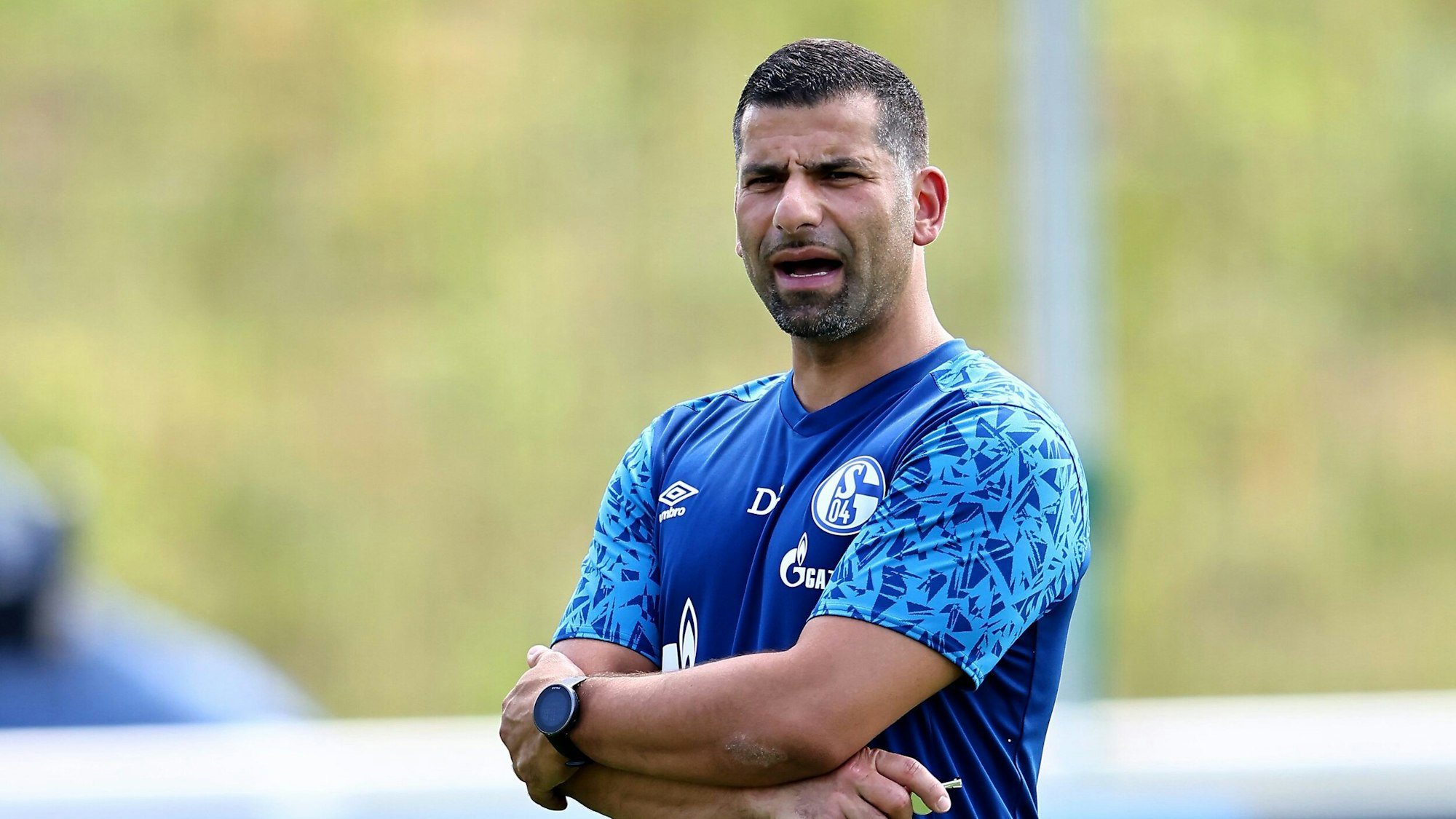 Dimitrios Grammozis, Trainer des FC Schalke 04, bei einer Trainingseinheit am 17. Juni 2021.