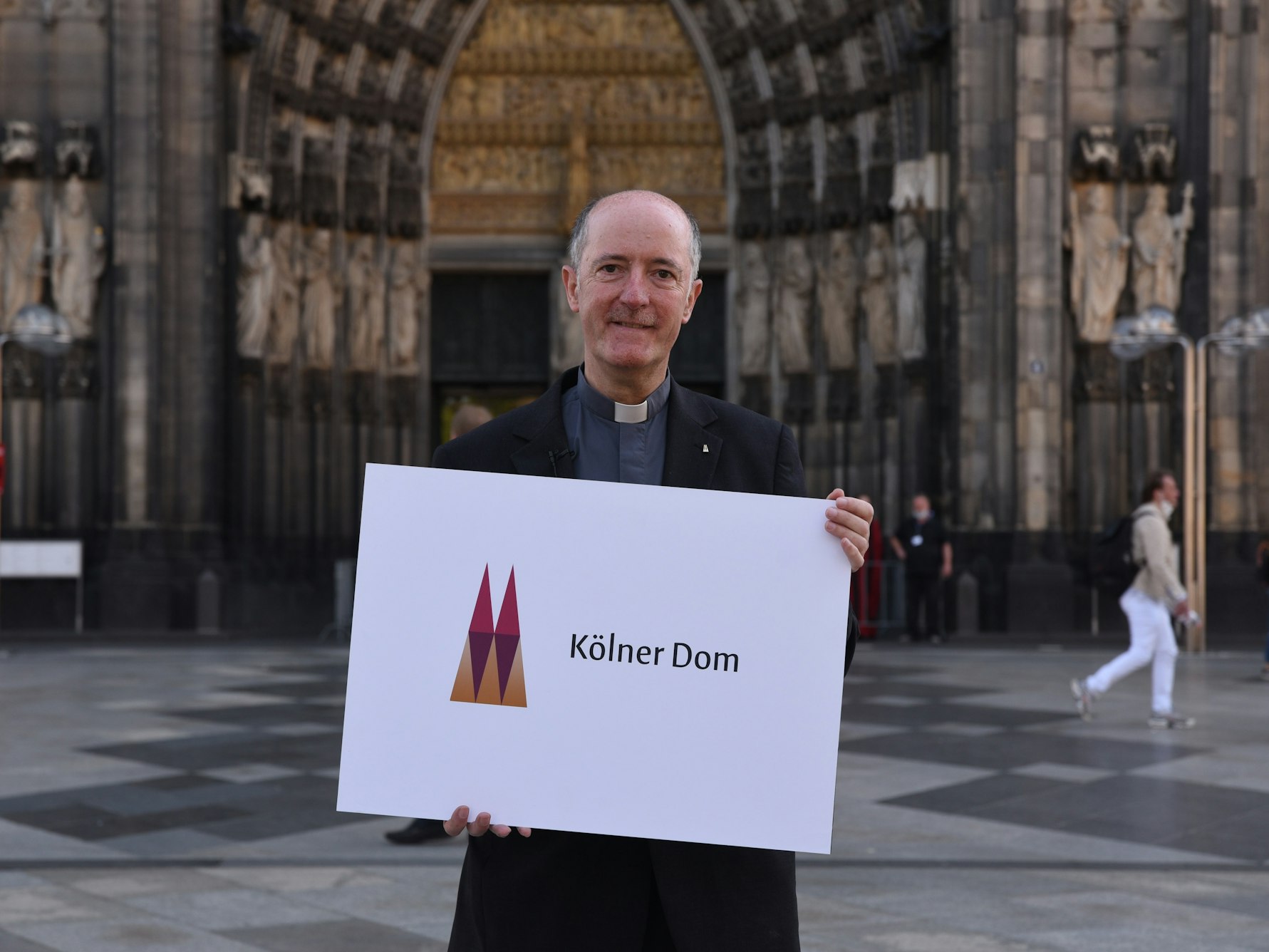 Dompropst Guido Assmann stellt am 1. Juni 2021 das neue Logo des Kölner Doms vor.