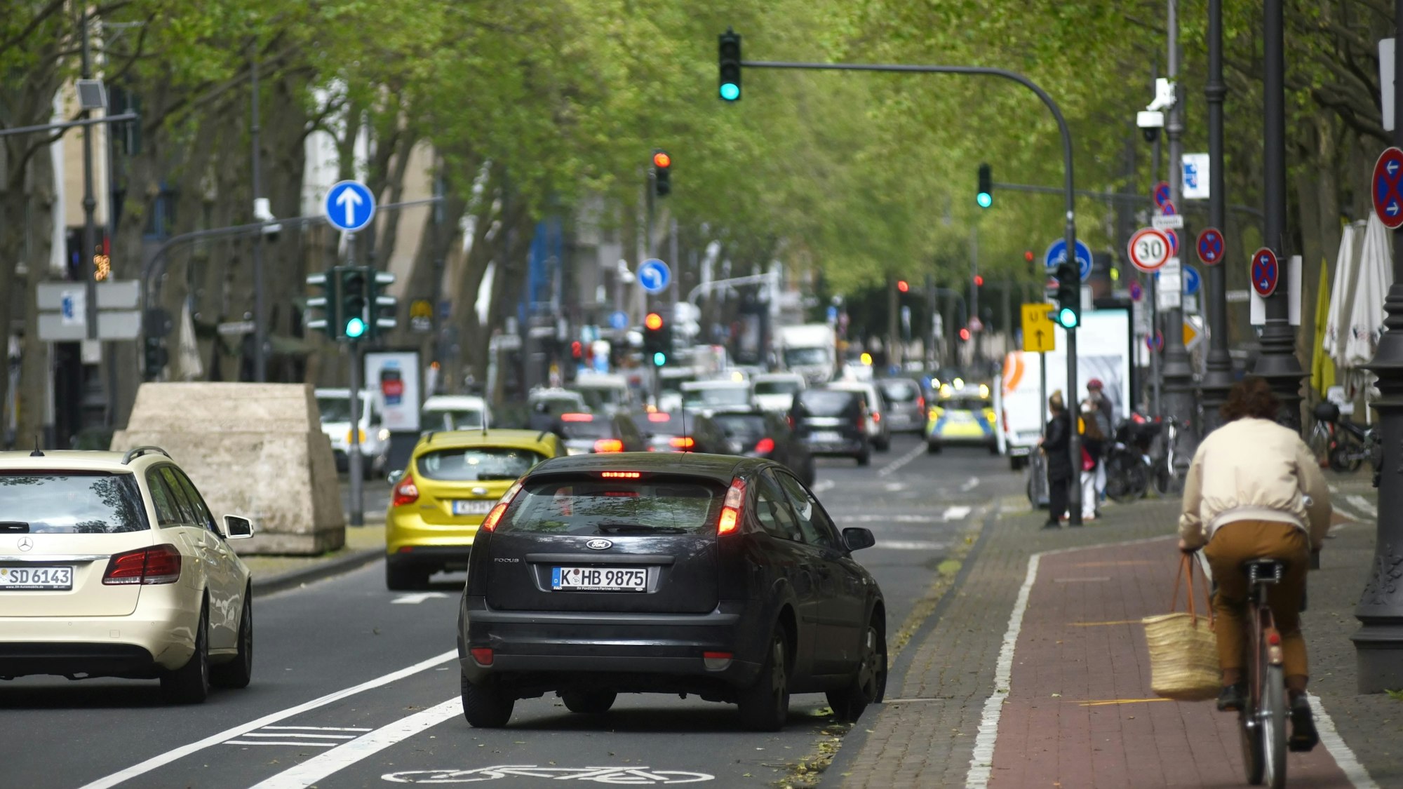 Viel Verkehr am Hohenzollernring in Köln.