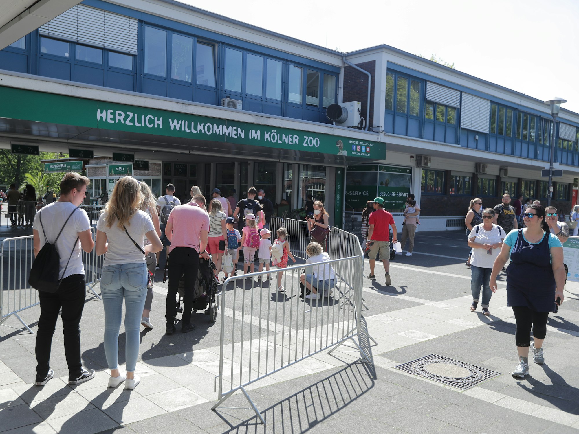 Menschen warten am 12. Juni 2021 vor dem Eingang des Kölner Zoos auf den Einlass.