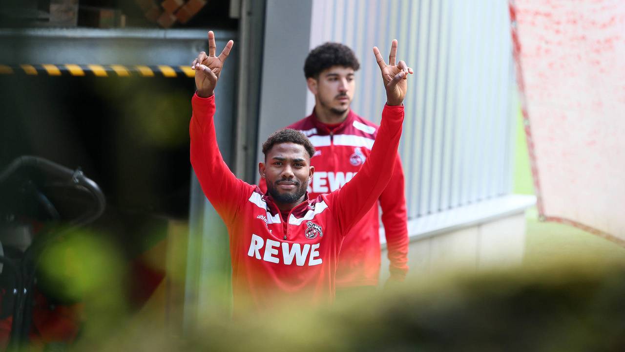 Emmanuel Dennis kommt vom Training des 1. FC Köln.