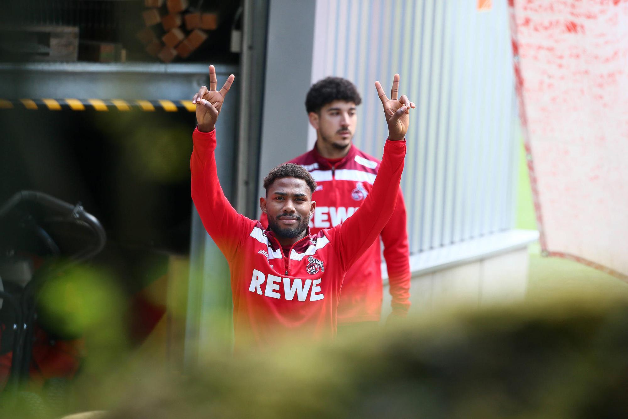 Emmanuel Dennis kommt vom Training des 1. FC Köln.