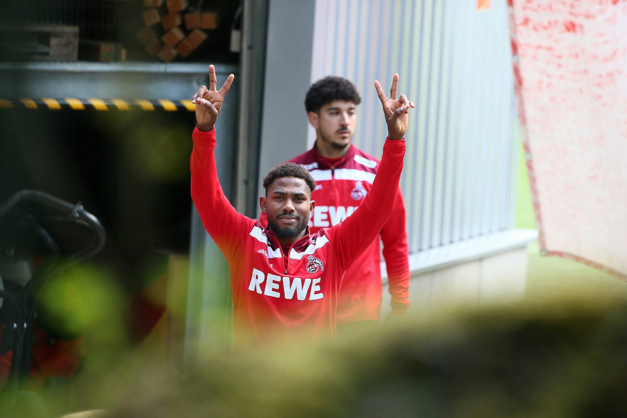 Emmanuel Dennis kommt vom Training des 1. FC Köln.
