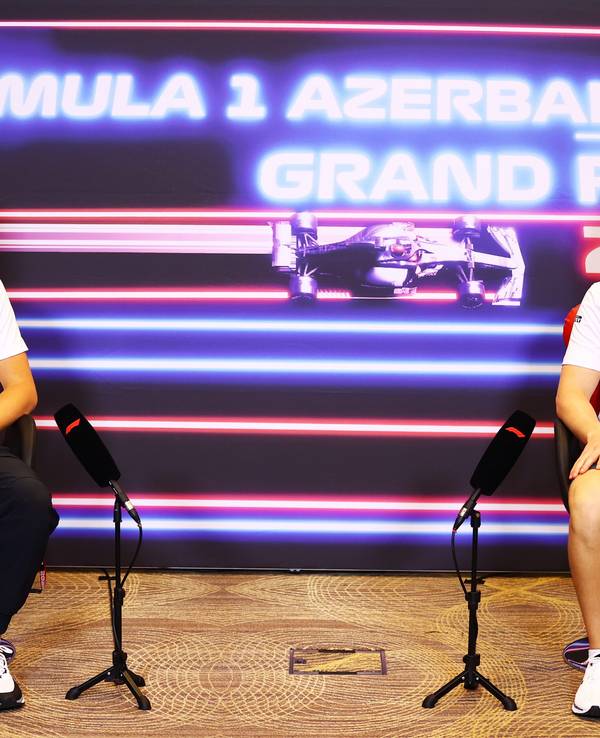 Mick Schumacher und Nikita Mazepin auf einer Pressekonferenz in Baku