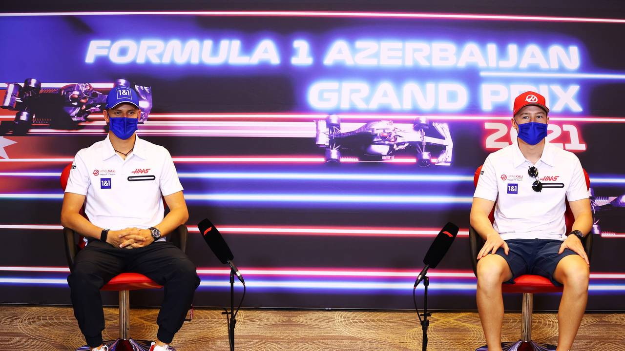 Mick Schumacher und Nikita Mazepin auf einer Pressekonferenz in Baku