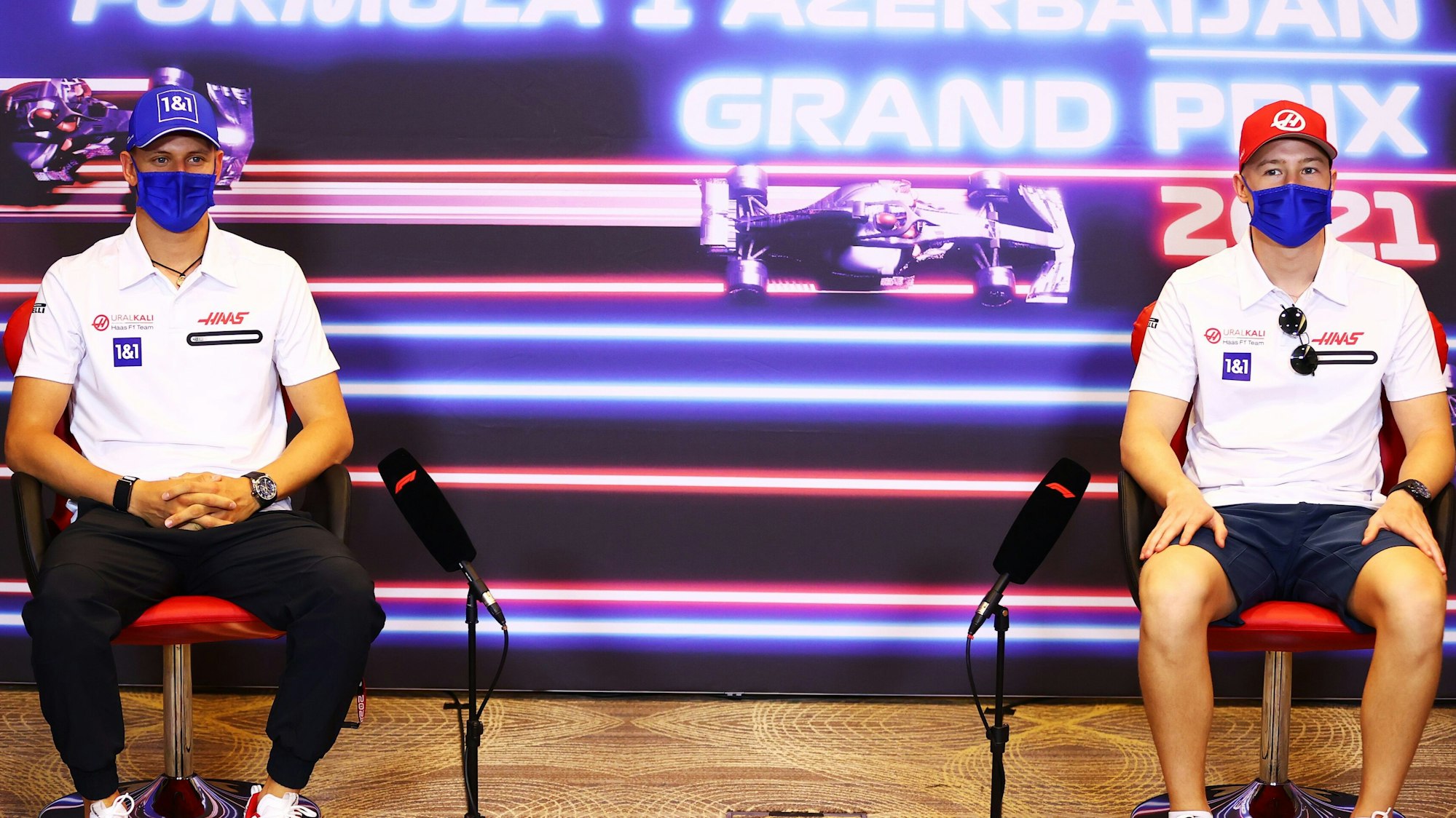 Mick Schumacher und Nikita Mazepin auf einer Pressekonferenz in Baku