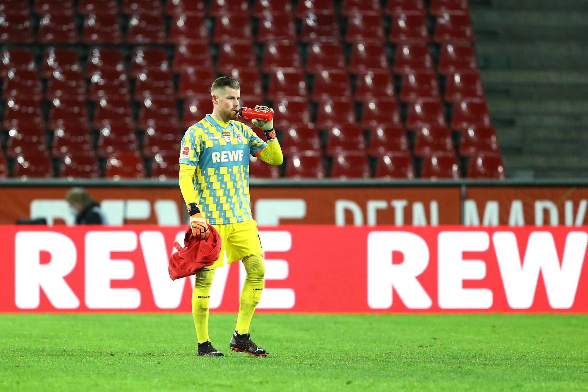 Timo Horn, Torhüter des 1. FC Köln, trinkt aus der Flasche.