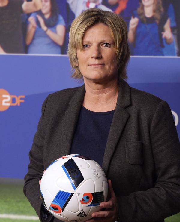 Die ZDF-Sportreporterin Claudia Neumann bei einer Pressekonferenz im April 2016.