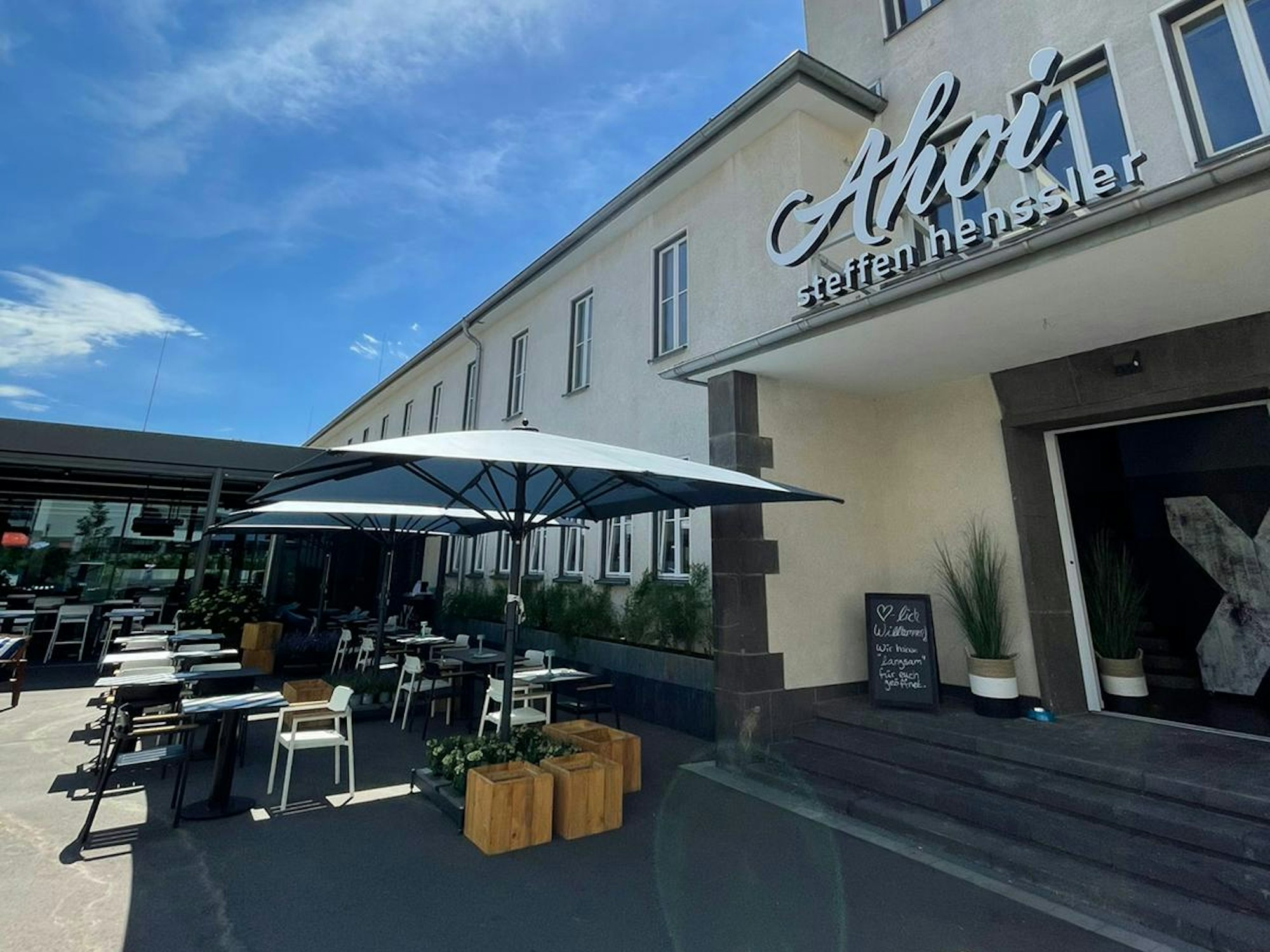 Der Außenbereich des Restaurants Ahoi.