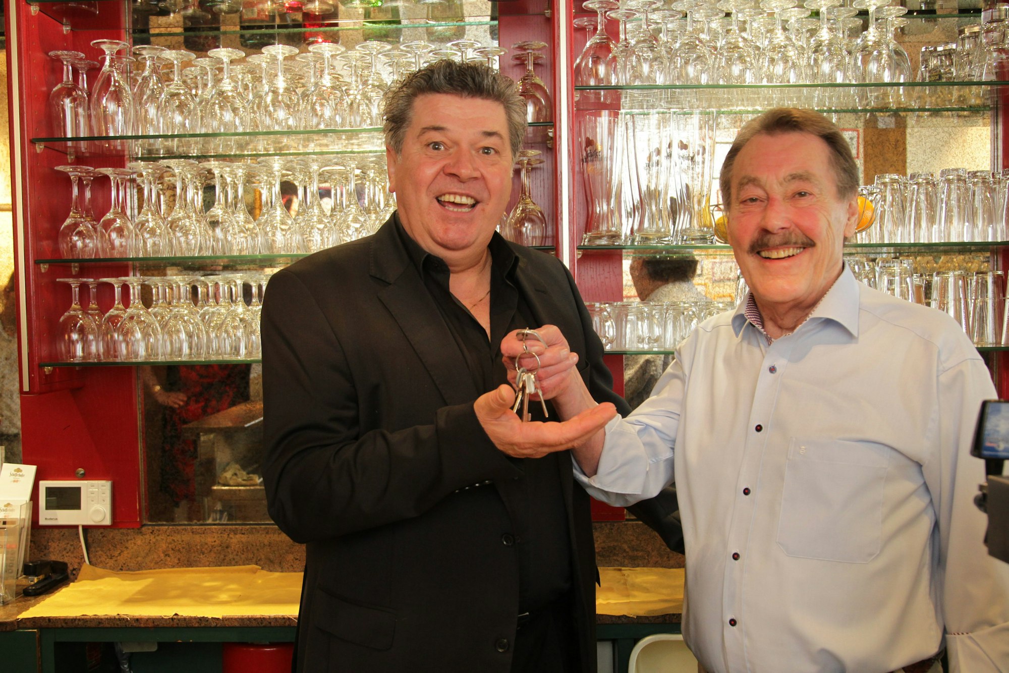 Der "alte und der neue Bepi" an der Breite Straße in Köln. Schlüsselübergabe zum 1. August 2014.