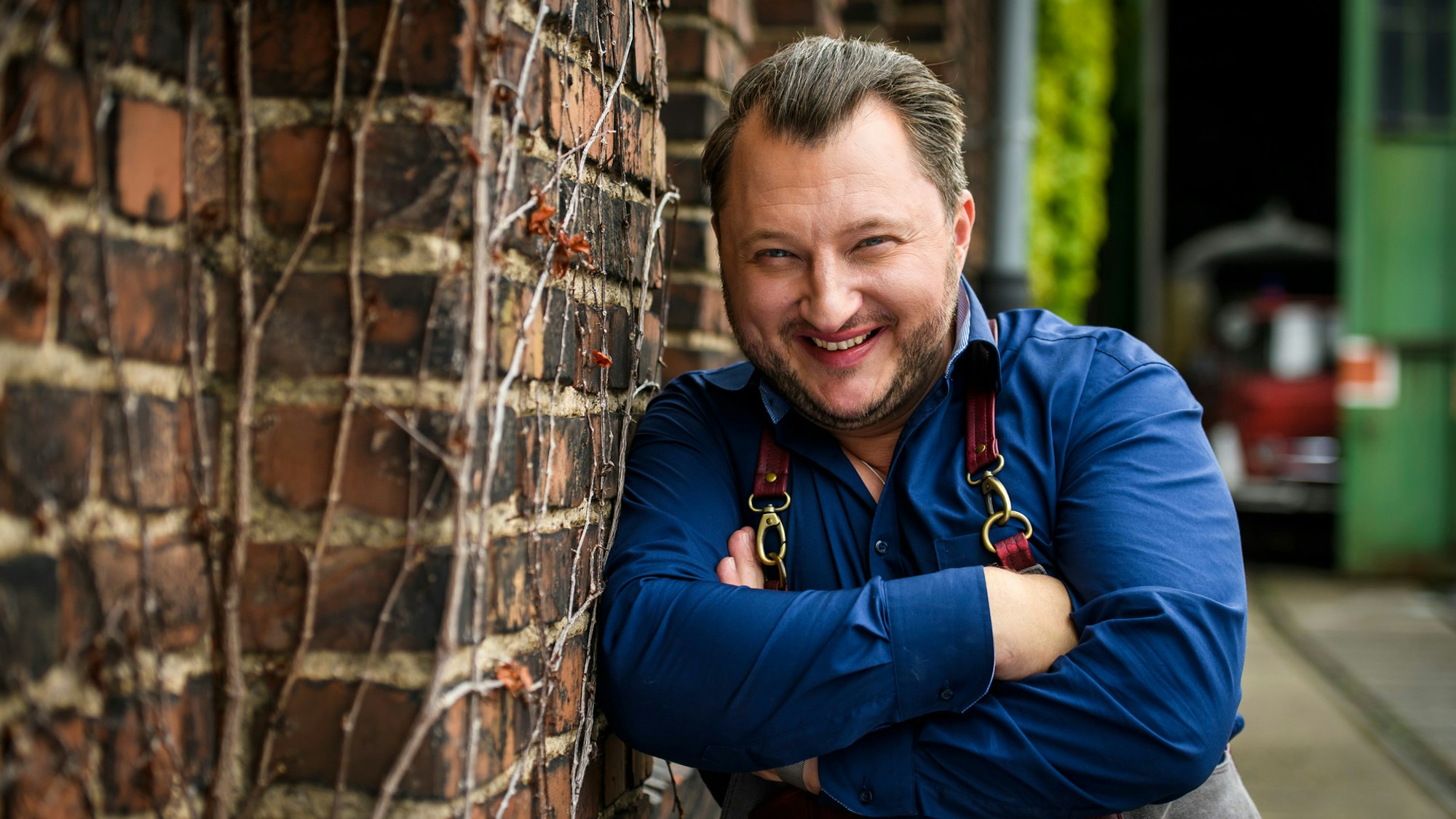 Sebastian Lege lehnt für ein Promo-Foto an eine Hauswand: Der Experte nimmt erneut die Tricks der Lebensmittelindustrie in den Blick und informiert über haltbare Sandwiches, gestrecktes Döner-Fleisch und mehr.