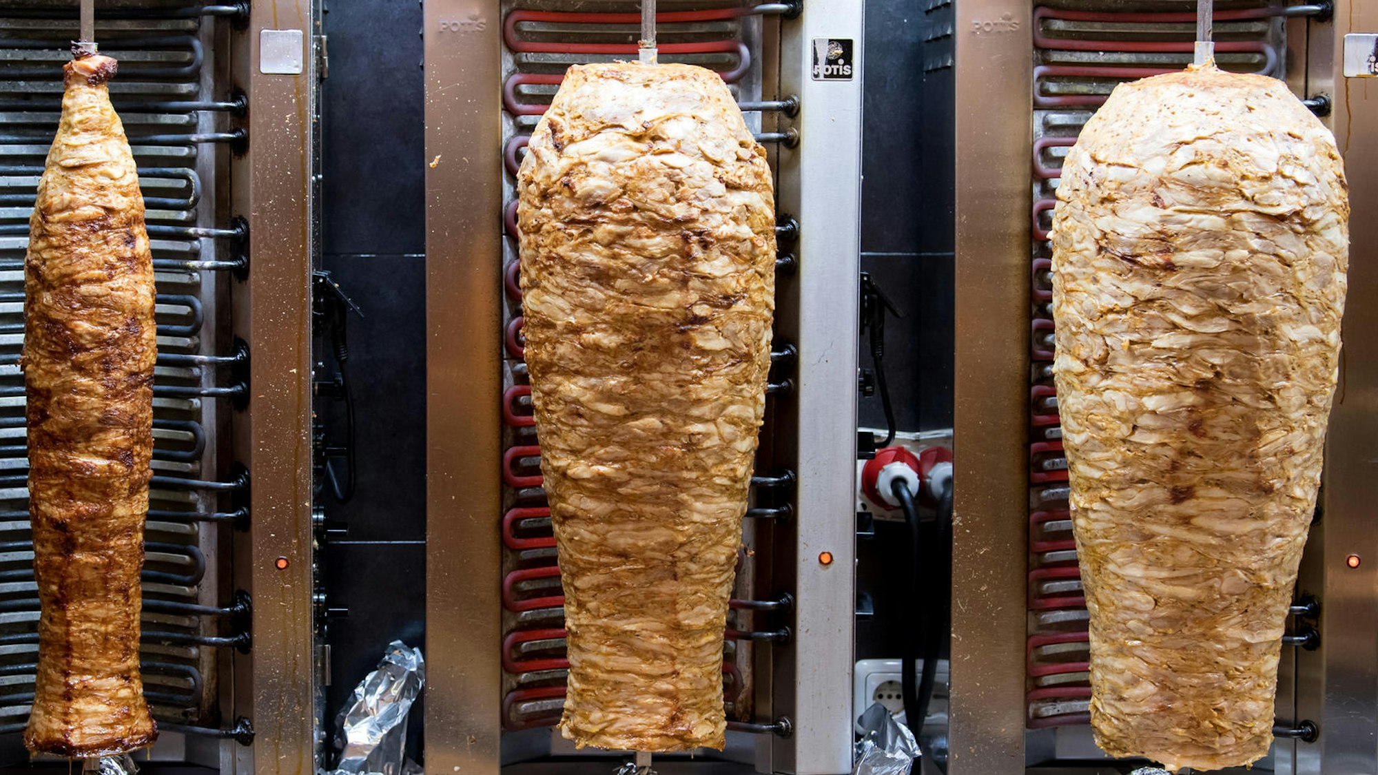 Dönerspieße drehen sich in einem Imbiss in Berlin: Echter Döner muss echtes Fleisch enthalten und darf nicht nur aus gewürzter Hackfleischmasse bestehen, das wird in der Berliner Dönerverordnung geregelt. Vielen Buden aber ist das egal. Das zeigt das ZDF in einer Reportage.