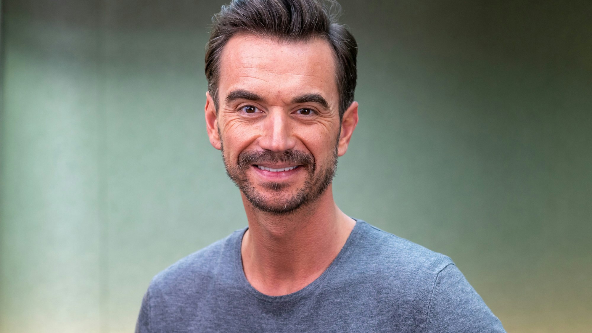 Florian Silbereisen lächelt bei einem Fototermin im Hotel Bayerischer Hof.