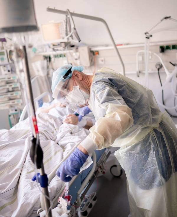 Wie kommt es zu einem schweren Covid-19-Verlauf? Ein Pfleger kümmert sich hier um einen Corona-Patienten auf der Intensivstation.