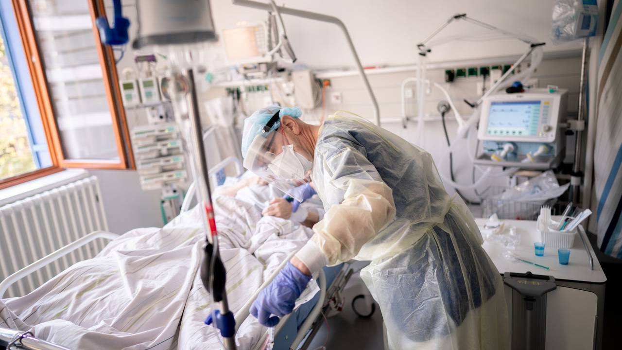 Wie kommt es zu einem schweren Covid-19-Verlauf? Ein Pfleger kümmert sich hier um einen Corona-Patienten auf der Intensivstation.