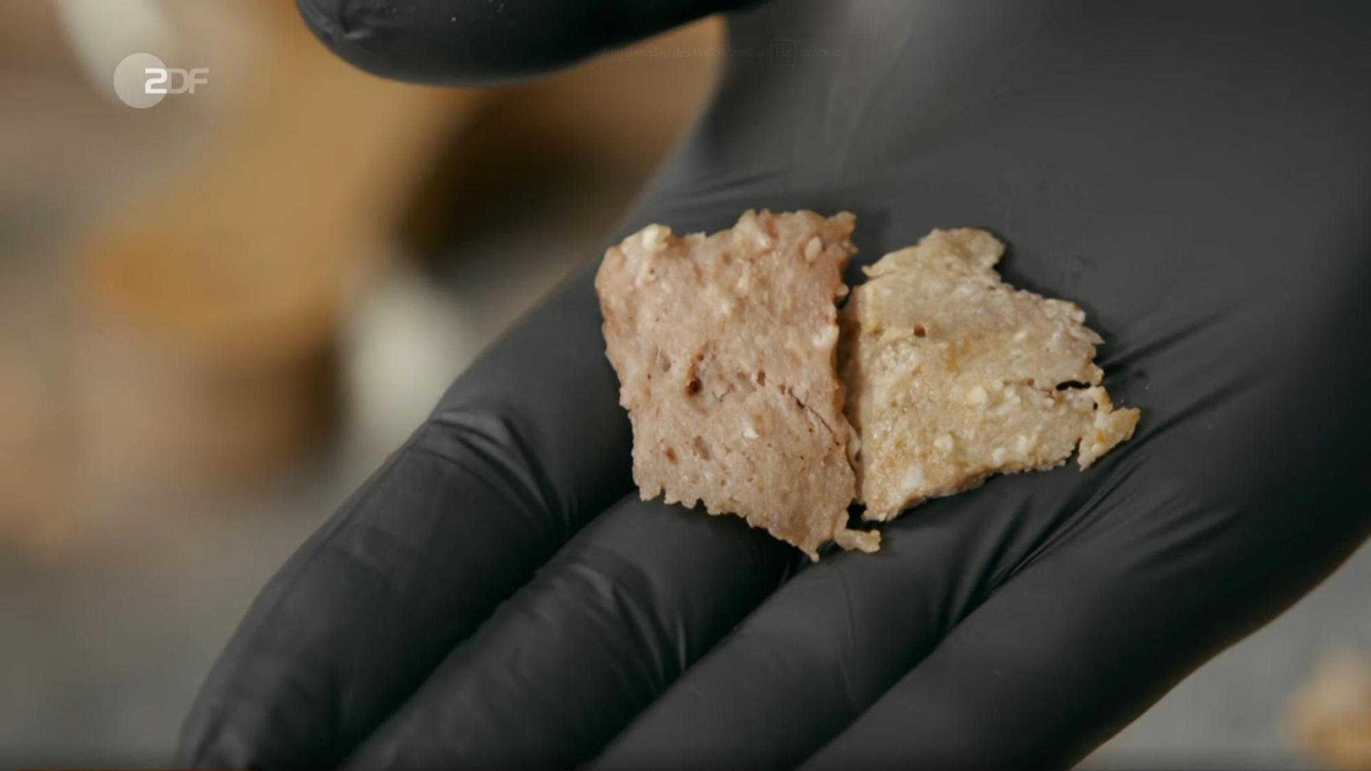 Lebensmittel-Experte Sebastian Lege hält für die ZDF-Reportage ein Stück Fake-Döner-Fleisch in die Kamera: Der Experte entdeckt viele winzig kleine helle Stellen im Fleisch, es ist nicht so strukturiert wie Schicht-Fleisch. In Indiz dafür, dass das „Fleisch“ am Ende eine einzige geformte Masse ist.