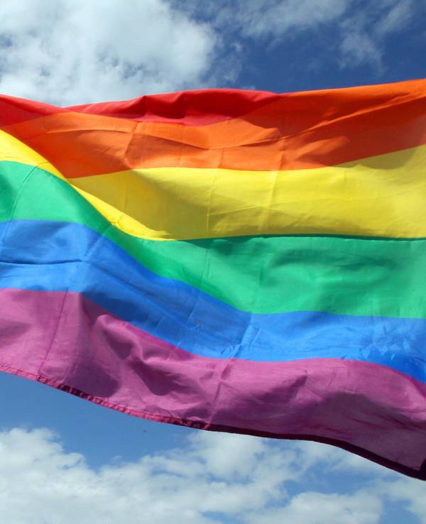 Die wehende Regenbogenflagge der LGBTQI+-Communitys wird auch Pride-Flagge genannt.