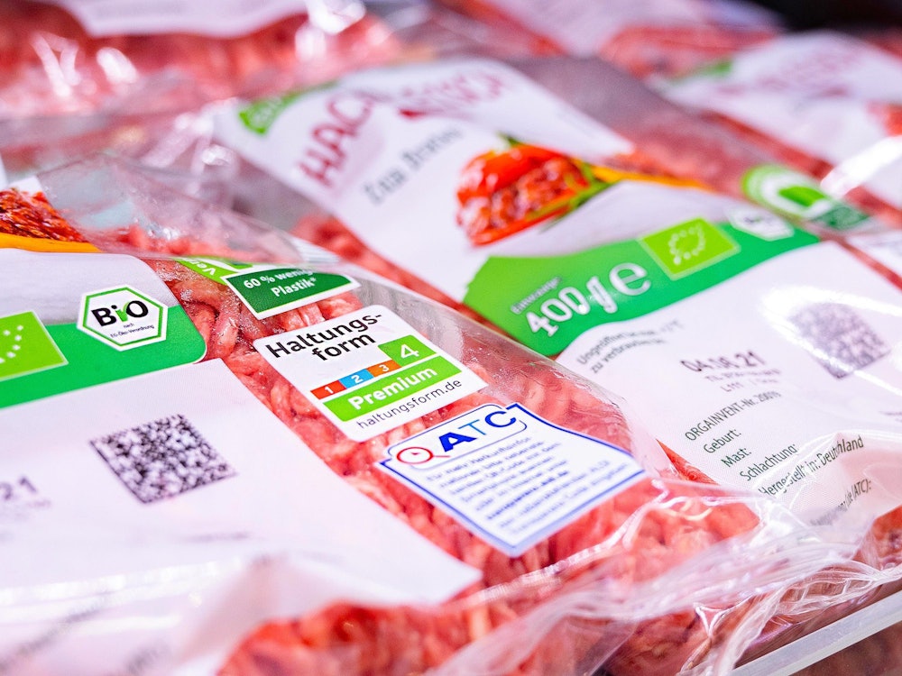 Bio-Fleisch liegt in der Auslage eines Aldi-Markts.