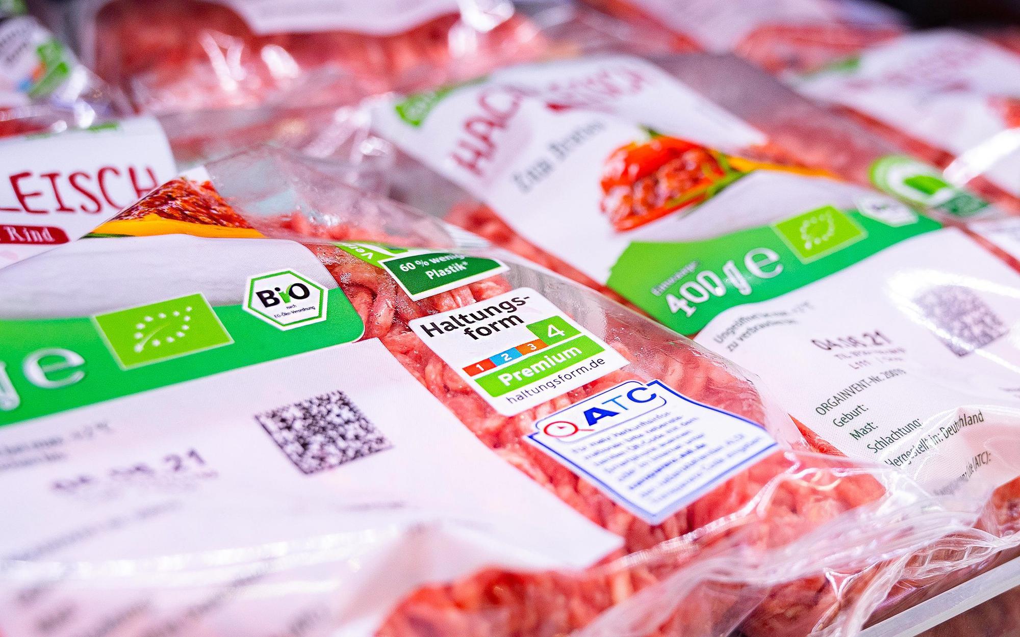 Bio-Fleisch liegt in der Auslage eines Aldi-Markts.