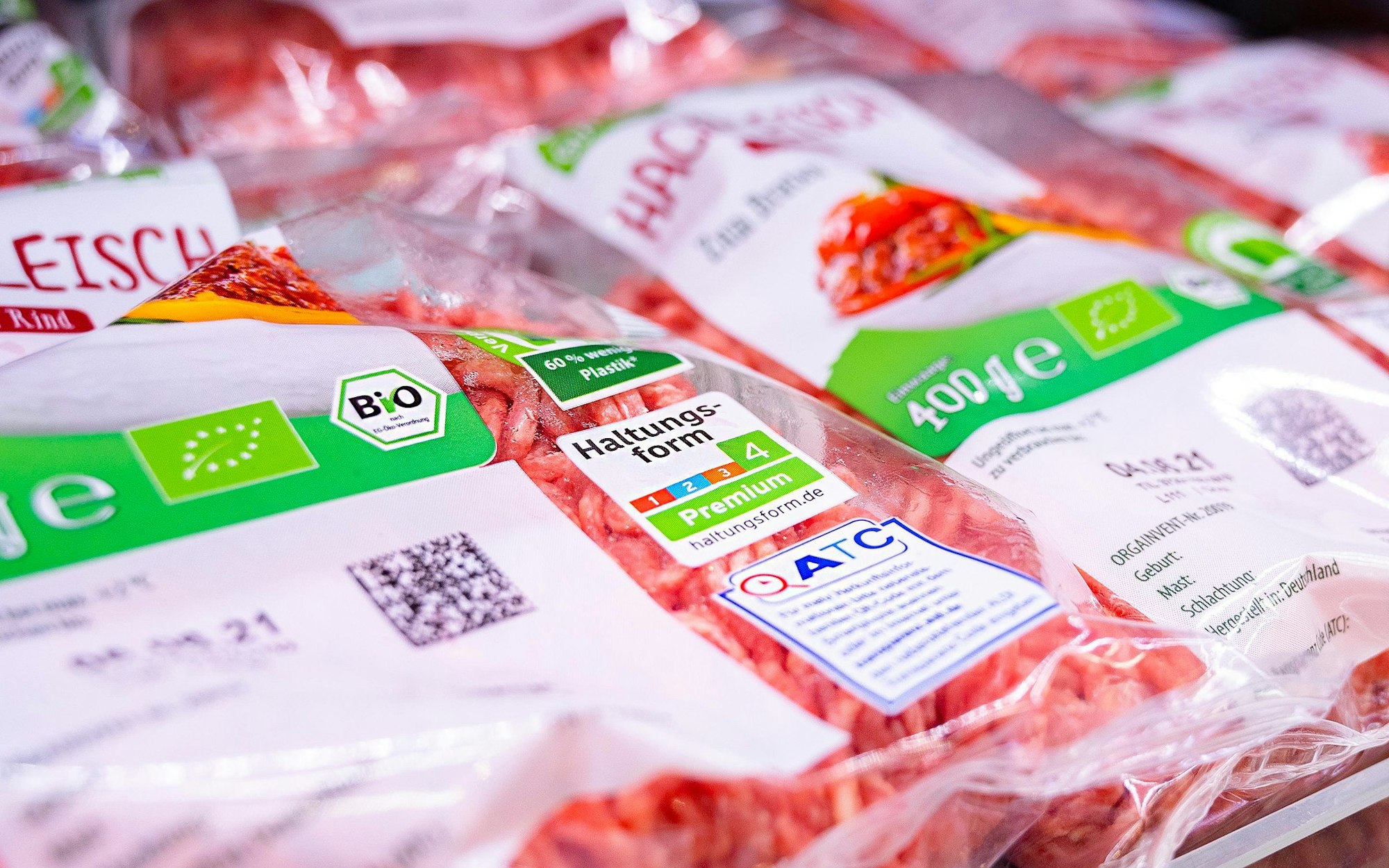 Bio-Fleisch liegt in der Auslage eines Aldi-Markts.
