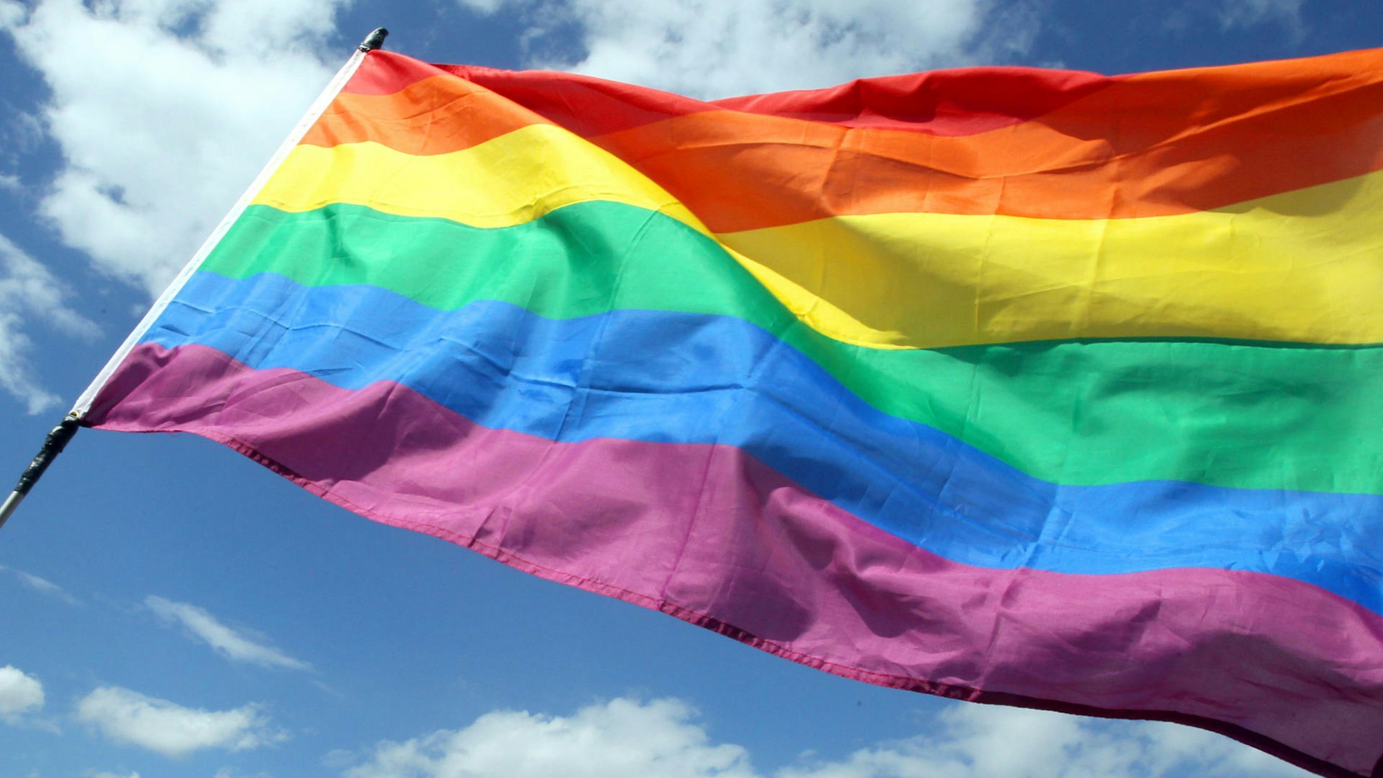 Die Regenbogenfahne weht am 22.06.2013 während des Umzugs zum Christopher Street Day (CSD) vor der Siegessäule in Berlin.