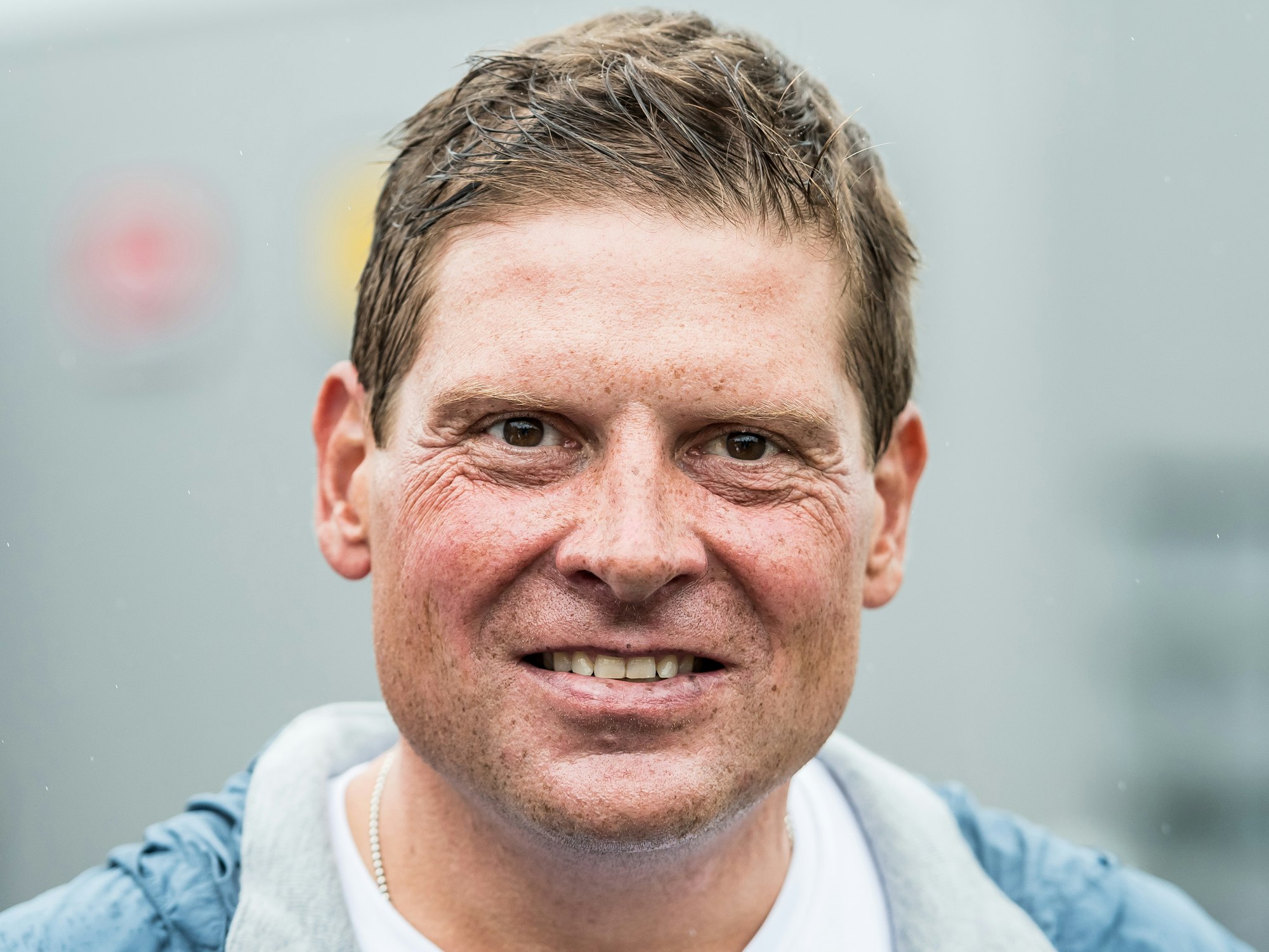 Der ehemalige Radrennprofi Jan Ullrich steht im Juli 2017 am Straßenrand und wartet auf die Durchfahrt des Fahrerfeldes auf der 2. Etappe der Tour de France.