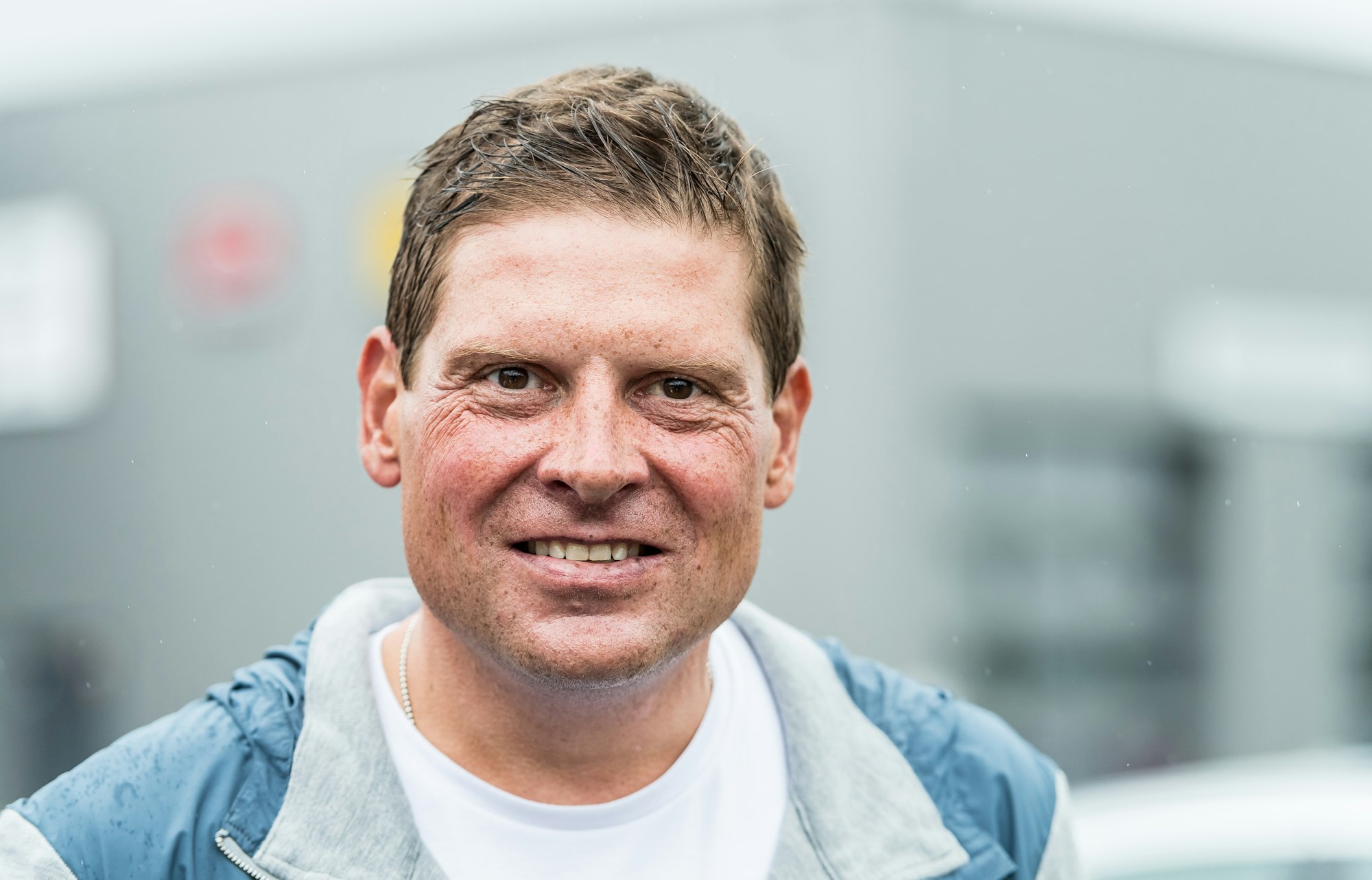 Der ehemalige Radrennprofi Jan Ullrich steht im Juli 2017 am Straßenrand und wartet auf die Durchfahrt des Fahrerfeldes auf der 2. Etappe der Tour de France.