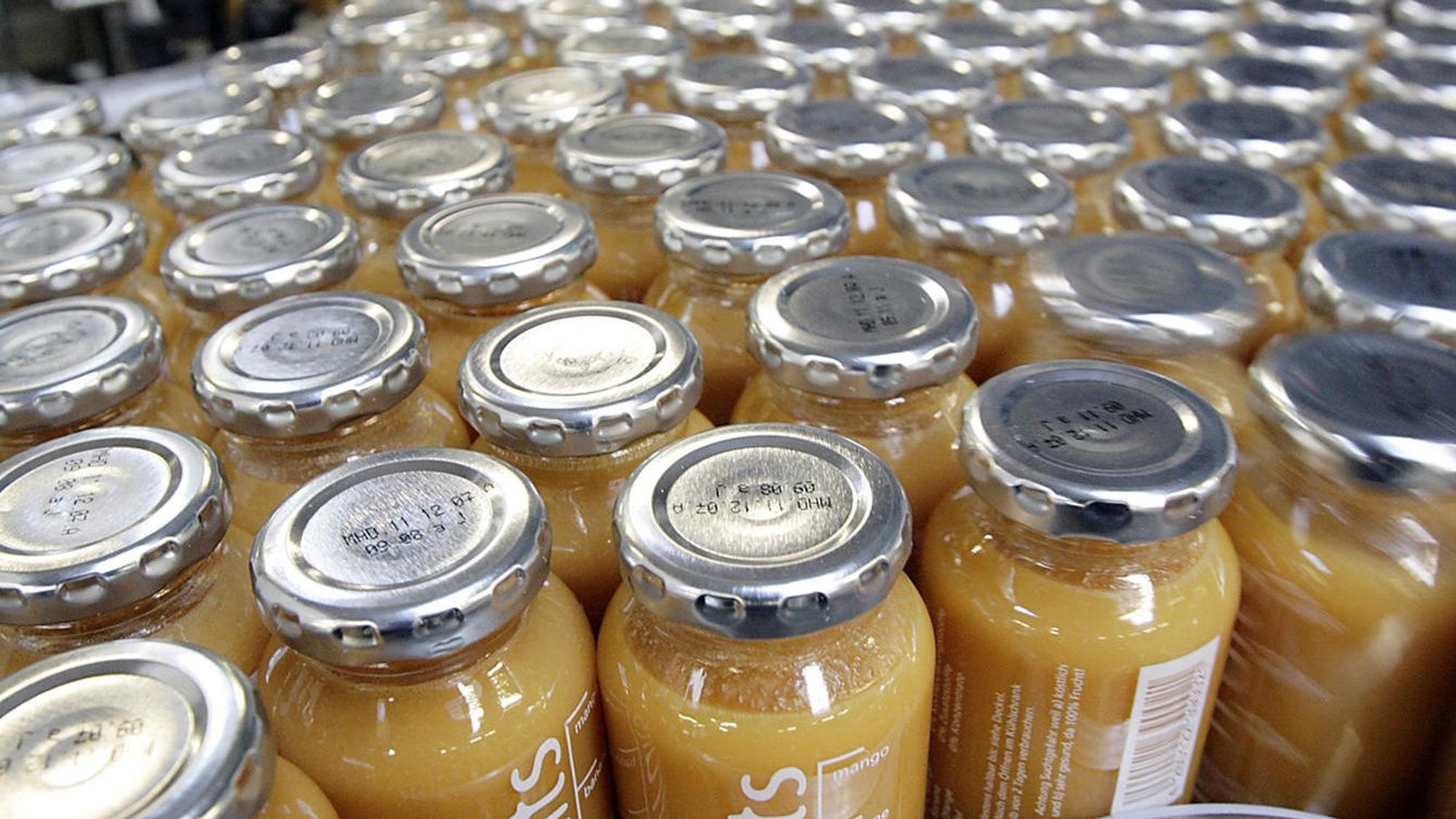 Flaschen von True Fruits. Das Unternehmen feiert 15. Jubiläum und verkauft eine Sonderedition. Die Flasche kostet 150 Euro.