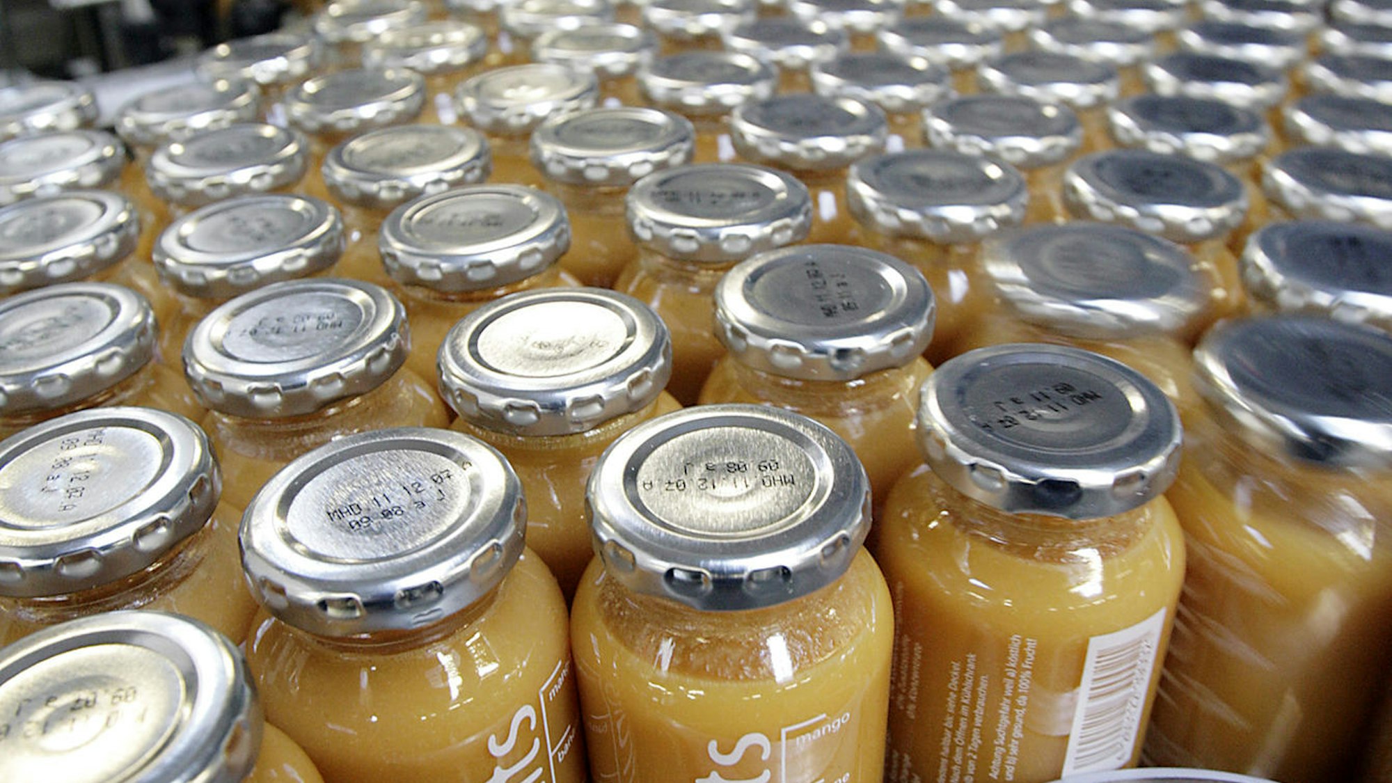Flaschen von True Fruits. Das Unternehmen feiert 15. Jubiläum und verkauft eine Sonderedition. Die Flasche kostet 150 Euro.