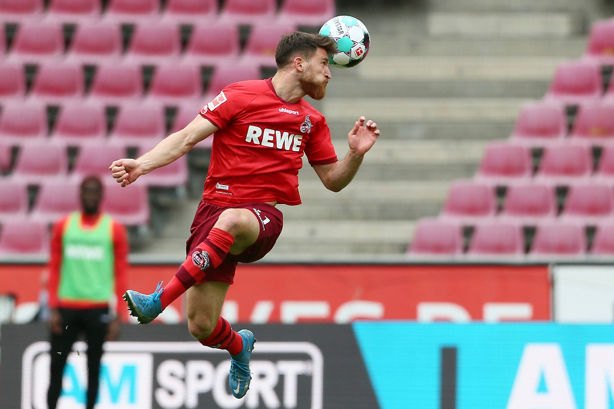Salih Özcan (1. FC Köln) klärt mit einem Kopfball.