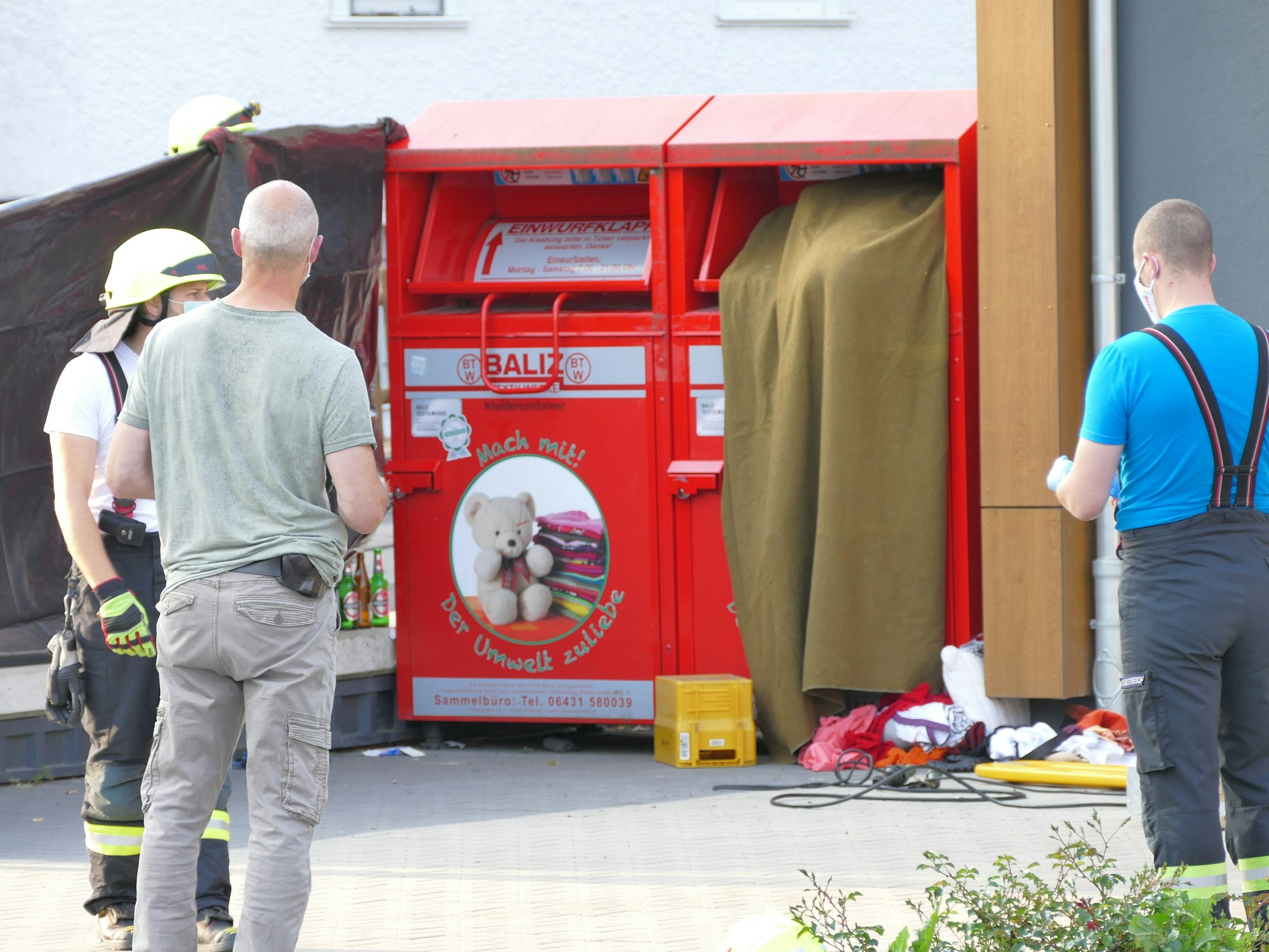 In Düsseldorf-Unterbilk wurde ein Mann in einem Altkleidercontainer eingeklemmt, er starb wenig später.