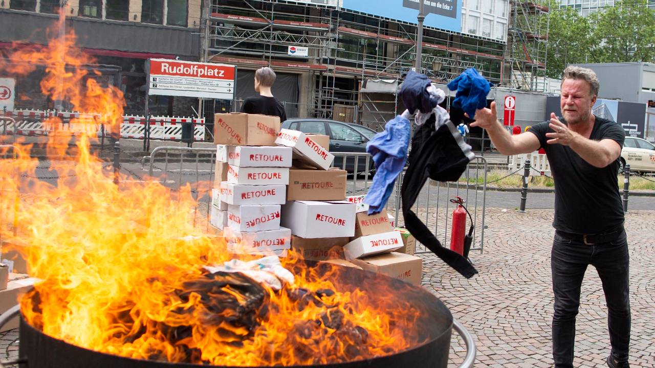 Jenke von Wilmsdorff wirft Klamotten in ein Feuer in Köln. Foto von der dpa, honorarfrei