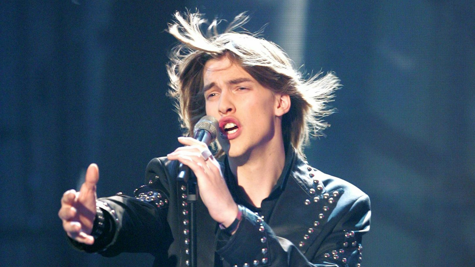 Max Buskohl steht bei der Durchlaufprobe von DSDS in Köln auf der Bühne.