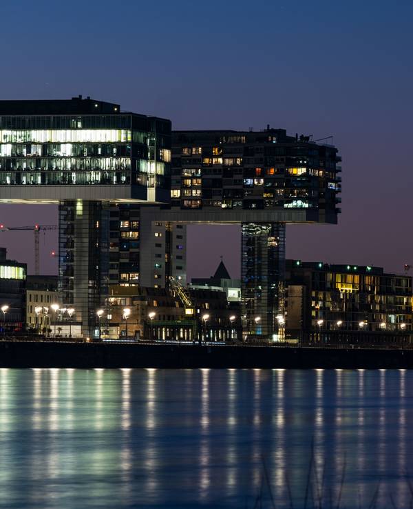 Das Kölner Rheinpanorama mit Kranhäusern und Dom am Abend