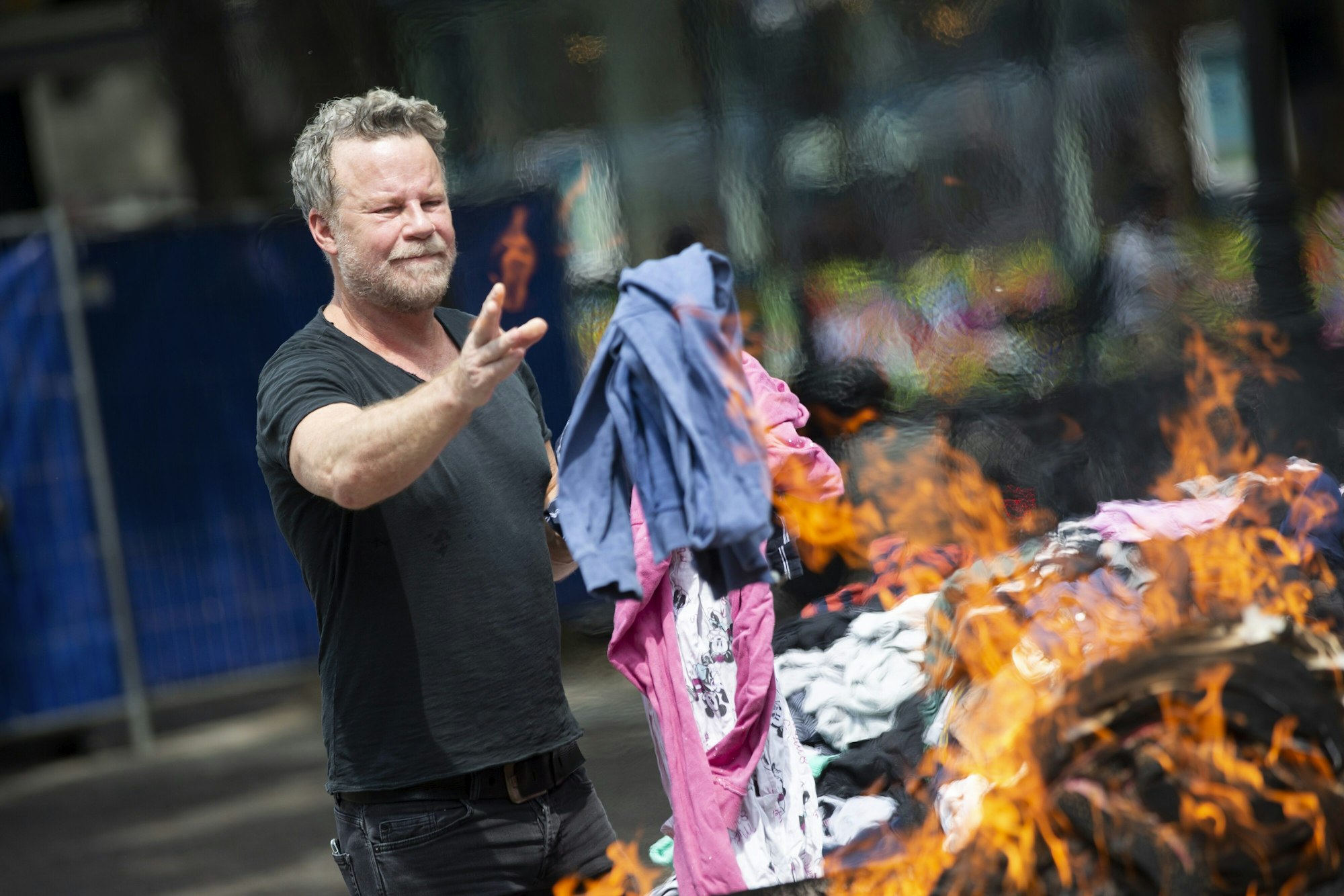 Jenke von Wilmsdorff wirft in Köln Klamotten in ein Feuer.