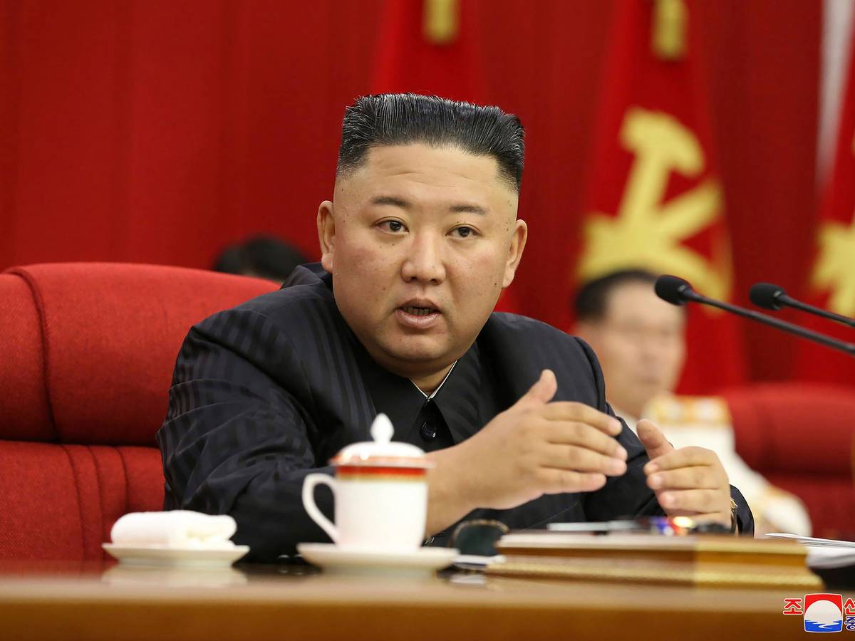 Das von der nordkoreanischen Regierung bereitgestellte Foto zeigt Machthaber Kim Jong-un bei einem Parteitreffen in Pjöngjang am 17. Juni. Er wirkt deutlich erschlankt.