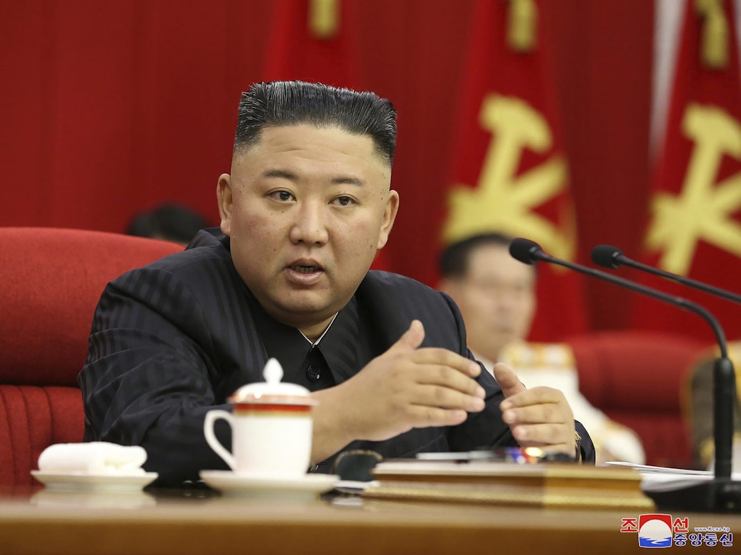 Das von der nordkoreanischen Regierung bereitgestellte Foto zeigt Machthaber Kim Jong-un bei einem Parteitreffen in Pjöngjang am 17. Juni. Er wirkt deutlich erschlankt.