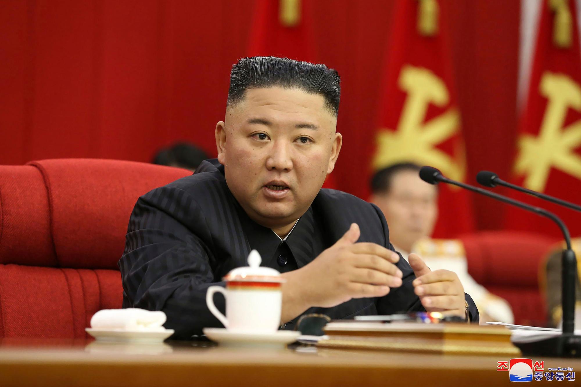 Das von der nordkoreanischen Regierung bereitgestellte Foto zeigt Machthaber Kim Jong-un bei einem Parteitreffen in Pjöngjang am 17. Juni. Er wirkt deutlich erschlankt.