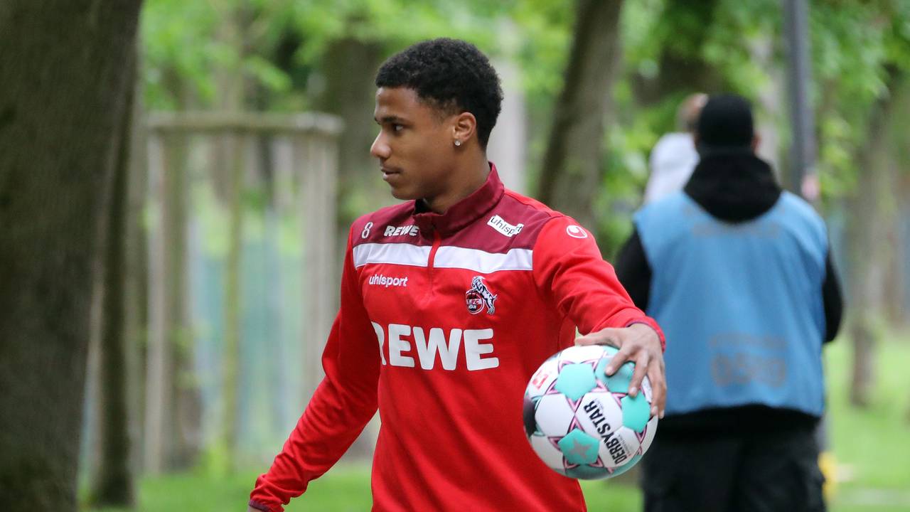 Ismail Jakobs (1. FC Köln) trägt einen Ball zum Training des 1. FC Köln.