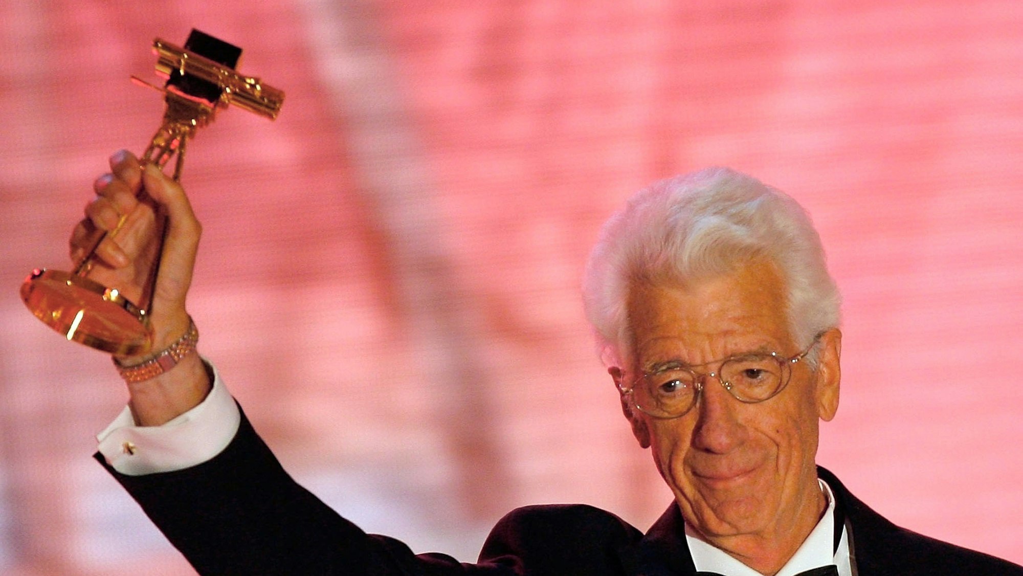 TV-Legende Rudi Carrell, hier mit Goldener Kamera, holte Carmen Geiss einst in seine RTL-Show.