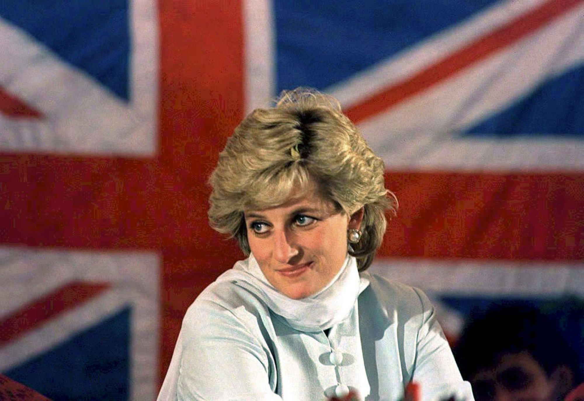 Prinzessin Diana posiert 1995 vor der britischen Flagge, dem Union Jack.