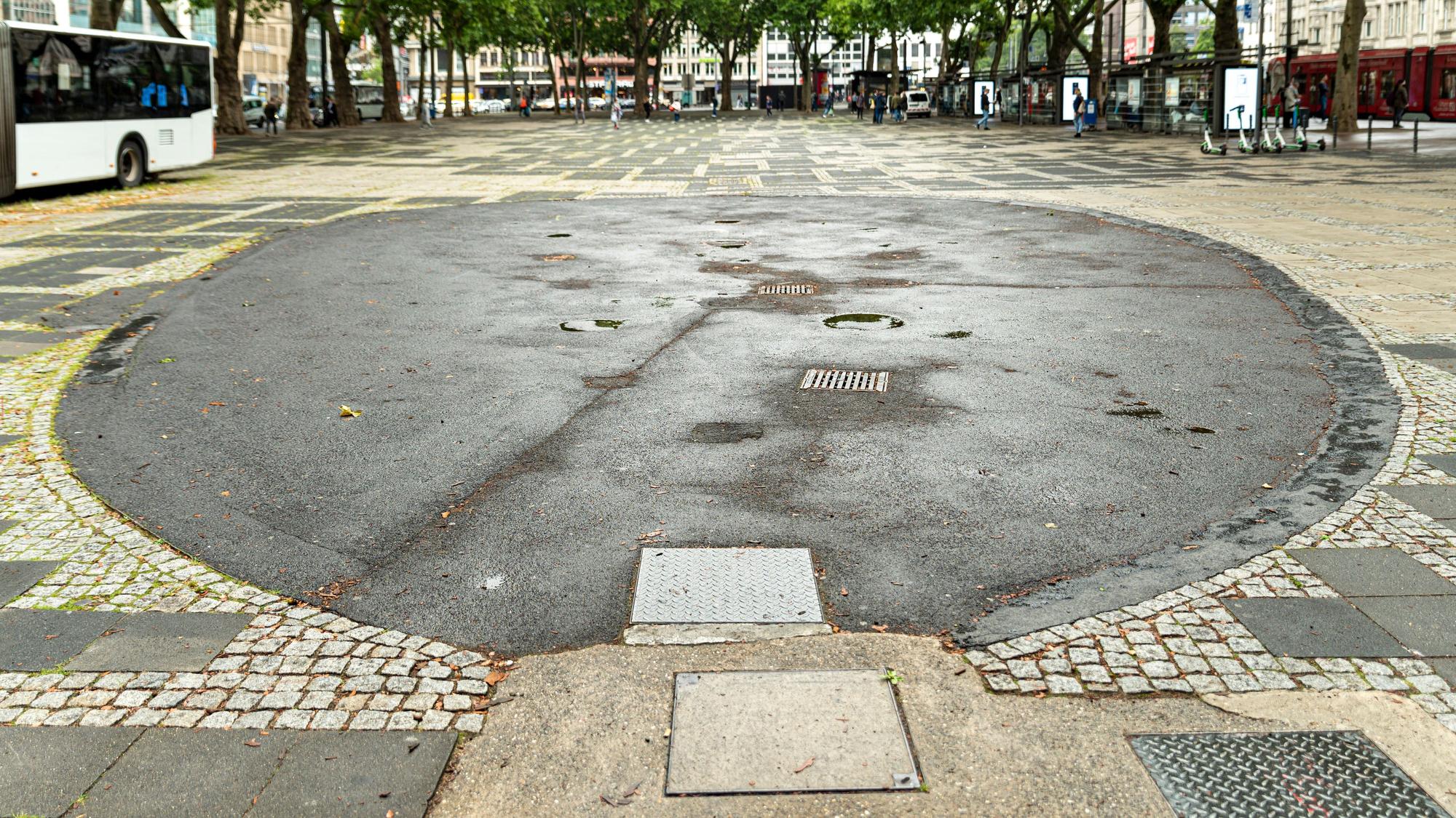 Auf dem Neumarkt ist eine runde Fläche zu erkennen, die früher mal ein Brunnen war.