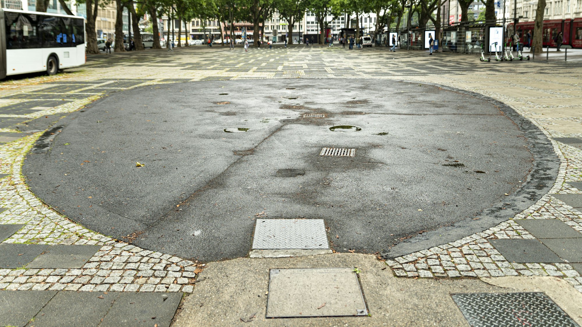 Auf dem Neumarkt ist eine runde Fläche zu erkennen, die früher mal ein Brunnen war.