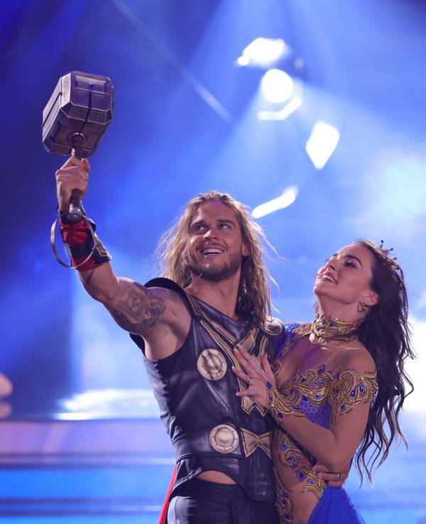 Rúrik Gíslason tanzt im Kostüm des hammerschwingenden Donnergotts Thor mit seiner Tanzpartnerin Renata Lusin beim Finale der 14. Staffel der RTL-Tanzshow „Let's Dance“.