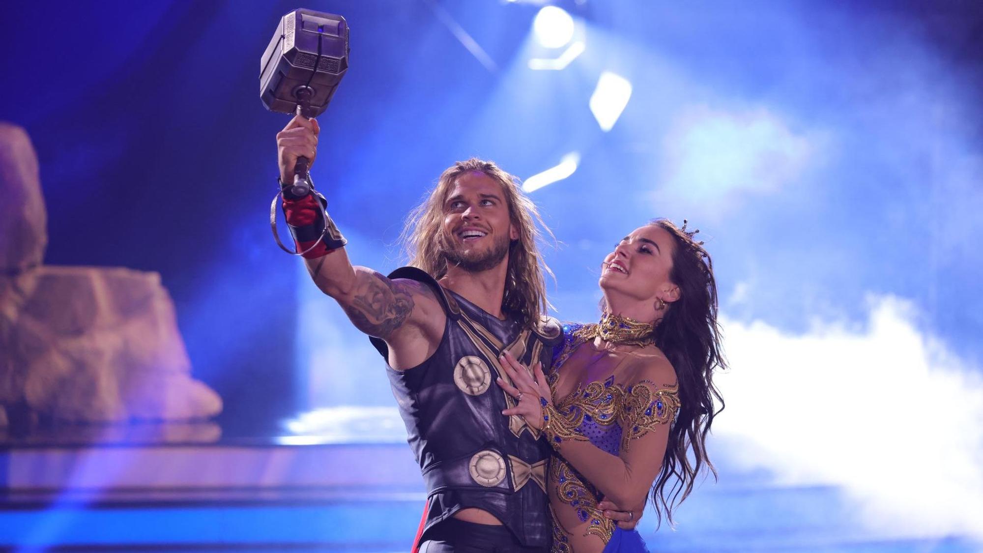 Rúrik Gíslason tanzt im Kostüm des hammerschwingenden Donnergotts Thor mit seiner Tanzpartnerin Renata Lusin beim Finale der 14. Staffel der RTL-Tanzshow „Let's Dance“.